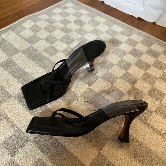 NEW Revolve Heeled Sandals - Picture 4 of 4